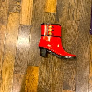 Look like a goddess in a rain storm with these Kate Spade boots ☔️!